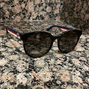 Low Bridge Fit
Shape: Round
Frame material: Acetate
Frame color: Tortoise